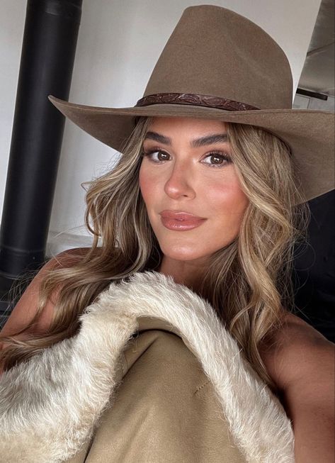 Jojo Fletcher Makeup, Jojo Fletcher Hair, Fletcher Hair, Jojo And Jordan, Joelle Fletcher, Jojo Fletcher, Cowboy Aesthetic, Bridesmaid Hair Makeup, Brown Highlights