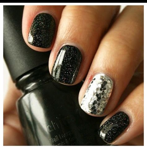 black sparkle nails Rock And Roll Nails, New Years Eve Nails, Black Nail Art, Accent Nail, Her Nails, Nails Glitter, Black Nail Designs, Super Nails, Ideas Nails