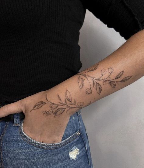 Round Tattoos, Tattoos Classy, Arm Wrap Tattoo, Wrap Around Wrist Tattoos, Realistisches Tattoo, Earthy Tattoos, Around Arm Tattoo, Wrap Around Tattoo, Tato Jari