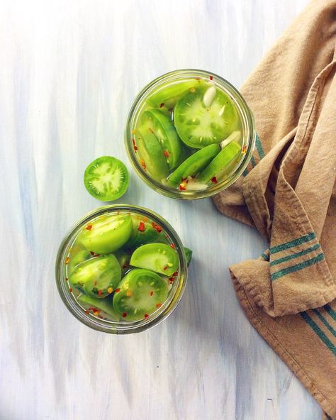 Quick Pickled Green Tomatoes Baked Green Tomatoes, Green Tomato Pie, Cherry Turnovers, Pickled Green Tomatoes, Green Tomato Recipes, Quick Pickled, Baked Tomatoes, Canning Tomatoes, Garden Veggies