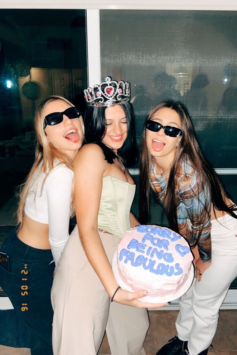 20th Birthday Astethic, Bestie Birthday Photos, Birthday Trio Poses, Birthday Pic Ideas With Friends, Trio Birthday Photoshoot, Birthday Friend Photoshoot, Birthday Photoshoot Ideas Friends, Aesthetic Birthday Pics With Friends, Friends Birthday Photoshoot