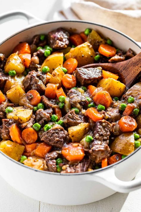 High Protein Beef Stew, Tender Beef Stew, Dutch Oven Beef Stew, Cooking Stew Beef, Dutch Oven Beef, Oven Beef Stew, Traditional Beef Stew, One Pot Wonder, Best Dutch Oven