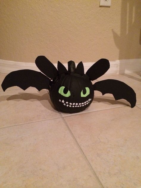 Toothless Pumpkin - How to Train Your Dragon!! Toothless Pumpkin Painting, How To Train Your Dragon Pumpkin, Toothless Dragon Pumpkin, Dragon Pumpkin Decorating, Toothless Pumpkin, Baymax Halloween, Pokemon Pumpkin Stencils, Literary Pumpkins, Dragon Pumpkin