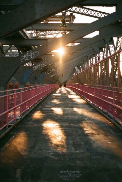 Williamsburg New York Aesthetic, Williamsburg Bridge Nyc, Williamsburg New York, Williamsburg Nyc, Graffiti Bridge, Nyc Landmarks, Graphics Background, Williamsburg Bridge, Urban Graffiti