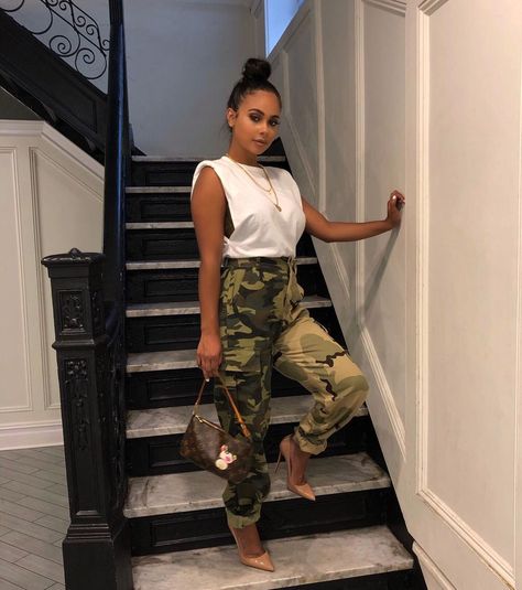 Trendy Brunch Outfit Summer, Trendy Outfit Over 40, Dress Up Camo Pants Outfit, Outfit Ideas Summer Concert, Camo Inspired Outfits, Going Out Cargo Pants Outfit, Summer Outfits Black Women 30s, Army Pants Outfit Winter, Brunch Outfit 2023 Spring