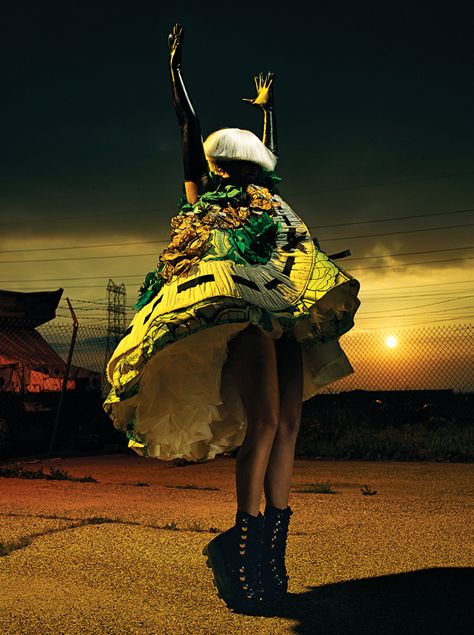 Stepping out of the spotlight, and behind her signature blond bob, the Australian singer-songwriter is changing the way we see pop stars, and trying to live a normal life. Sia Music, Sia Kate Isobelle Furler, Blonde Bob Wig, Interview Magazine, Kristen Wiig, Ellen Von Unwerth, Blonde Bobs, Amy Winehouse, 2015 Fashion