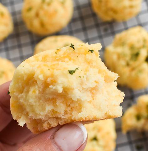 Low-FODMAP Copycat Cheddar Bay Biscuits; Gluten-free | Rachel Pauls Food Gluten Free Red Lobster Biscuits, Recipes Low Fodmap, Copycat Red Lobster, Fodmap Baking, Fod Map, Gluten Free Bisquick, Red Lobster Cheddar Bay Biscuits, Fodmap Food, Gluten Free Comfort Food