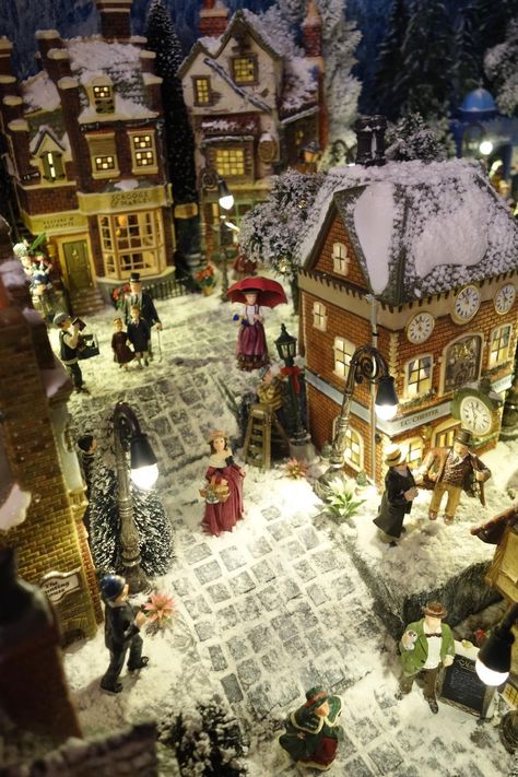 Little Christmas Village Display, Homemade Christmas Village, Christmas Village Aesthetic, Christmas Town Display Ideas, Christmas Houses Village Display, Christmas Village Ideas, Lemax Christmas Village Backdrop, Lemax Christmas Village Display, Dickens Village Display