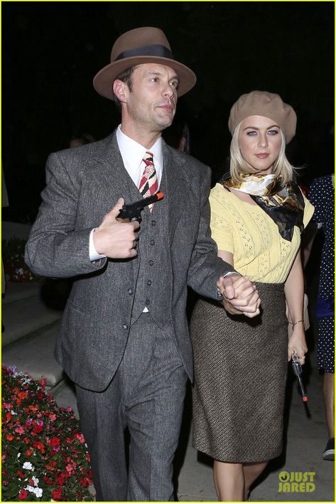 Bonnie & Clyde...cute hallowen costume for adults! Bonnie And Clyde Halloween, Bonnie And Clyde Halloween Costume, Halloween Parejas, Holloween Costume, Hallowen Costume, Celebrity Halloween Costumes, Kelly Osbourne, Nicky Hilton, Bonnie Clyde