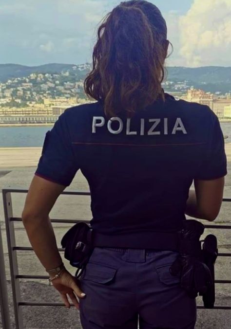 Italian Police, Female Police, Female Police Officers, Super Woman, Female Cop, Police Life, Women's Uniforms, Correctional Officer, Army Women