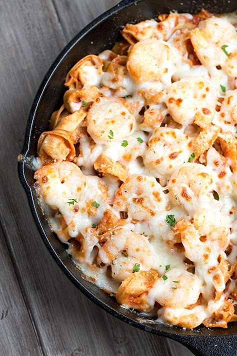 Who loves #cheese? We do! This super easy Italian Shrimp Tortellini Bake has us drooling! Shrimp Tortellini, Italian Shrimp, Tortellini Bake, Tortellini Recipes, Shrimp Dishes, Easy Italian, Think Food, Italian Dishes, Food Drinks