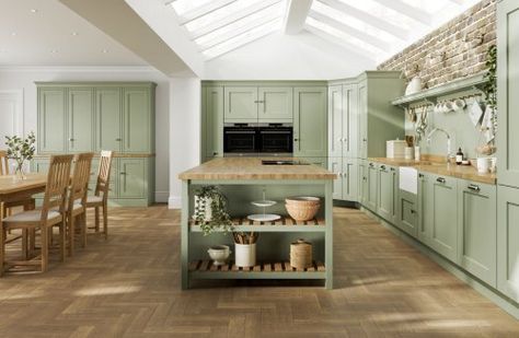 New England Style Kitchen, Green Country Kitchen, Laura Ashley Kitchen, New England Kitchen, Modern Shaker Kitchen, Country Modern, Casa Country, Kitchen Showroom, Cottage Kitchens