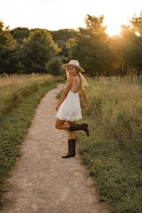 Western Senior Picture Ideas, Cowgirl Senior Pictures, Farm Senior Pictures, Western Photo Shoots, Cowgirl Photoshoot, Cute Senior Pictures, Foto Cowgirl, Senior Photoshoot Poses, Summer Senior Pictures