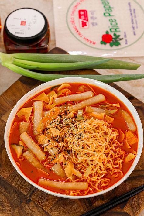 Rice Paper Tteokbokki, Taiwanese Fried Chicken Recipe, Soy Garlic Chicken, Tteokbokki Recipe, Chinese Meals, Garlic Fried Chicken, Edamame Recipes, Hot Pot Recipe, Spicy Seafood Recipes