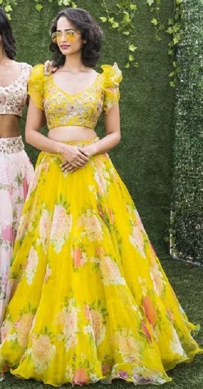 Crop Tops For Haldi, Haldi Lehanga Design, Haldi Skirt And Top, Blouse Design For Haldi Ceremony, Lehnga Crop Top Designs Latest, Fancy Crop Top Lehenga, Haldi Gown Designs, Crop Top Lehanga Models Latest, Crop Top Ideas For Lehenga