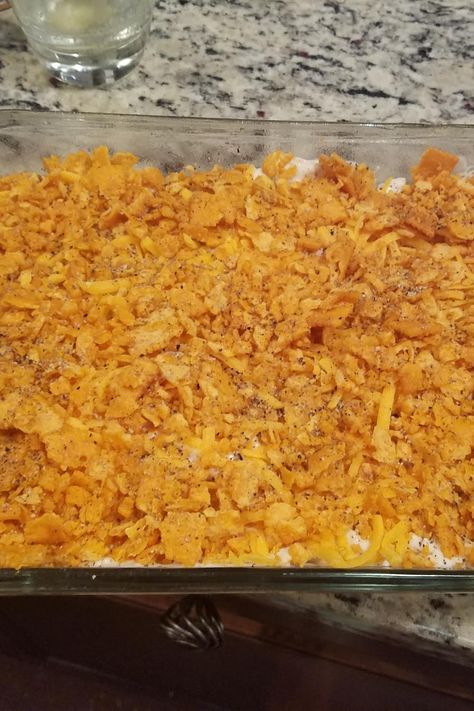 Chicken Cheez-It Casserole Doritos Taco Bake, Dorito Taco Bake, Doritos Taco, Baked Tacos Recipe, Baked Nachos, Cheesy Chicken Broccoli, Taco Bake, Cheez It, Canned Tomato Sauce