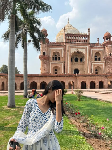 Mandir Photoshoot, Akbars Tomb, Temple Photoshoot Women, Taj Mahal Outfit Ideas, Temple Photoshoot, Jo Aesthetic, Delhi Aesthetic, Naina Devi, Travel Pose