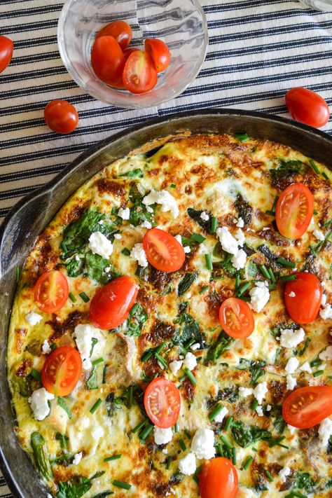 This delicious and healthy recipe for chicken spinach frittata with feta and tomatoes is a one-dish dinner that is ready in just 30 minutes, making it the perfect weeknight solution. Savor the combination of succulent chicken, tender spinach, creamy feta, and juicy tomatoes all baked into a fluffy, golden frittata. Chicken Frittata, Mediterranean Recipes Healthy, Spinach Frittata, Creamy Feta, Chicken Tender, Chicken Spinach, Liquid Eggs, Recipe For Chicken, Greek Flavors