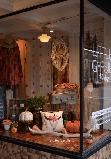 Fall Shop Window Display, Clothing Boutique Display, Fall Window Displays, Autumn Window Display Retail, Home Decor Store Display, Fall Store Displays, Boutique Window Displays, Autumn Window Display, Celebrities Tattoos