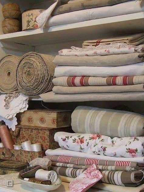 French Linens, French Fabrics, My French Country Home, Decoration Shabby, French General, French Fabric, Decor Shabby Chic, Country Decorating, Linens And Lace