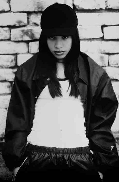 ☆★ Rip Aaliyah, Aaliyah Hair, Aaliyah Pictures, Aaliyah Style, Aaliyah Haughton, 90s Hip Hop Fashion, R&b Music, 90s Hip Hop, Female Singers