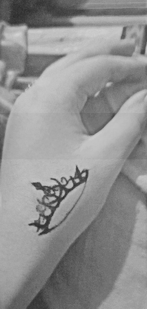 black pink crown sketch tatto Blackpink Crown Tattoo, Black Pink Crown, Blackpink Crown, Crown Sketch, Pink Crown, Crown Tattoo, Leaf Tattoos, Maple Leaf Tattoo, Flower Tattoo