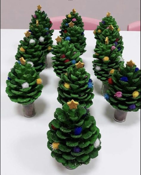 Christmas Crafts For Kids To Make, How To Make Christmas Tree, Toddler Arts And Crafts, Fun Christmas Crafts, Winter Crafts For Kids, Daycare Crafts, Easter Decorations Diy Easy, Autumn Crafts, Christmas Classroom