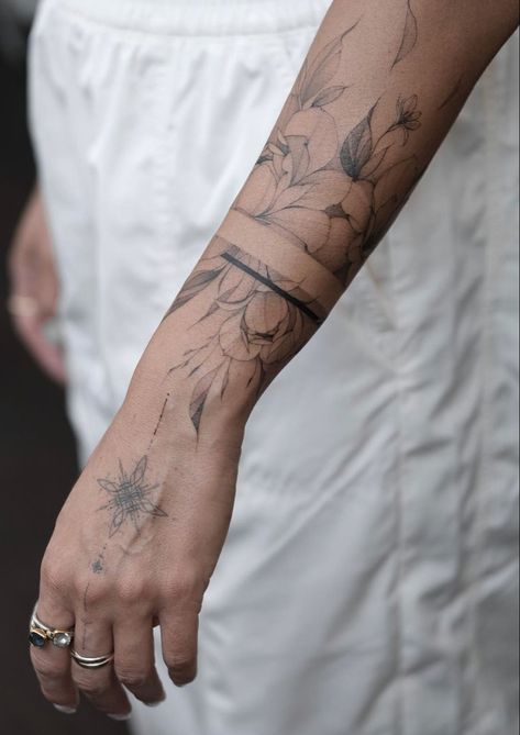 Mutterschaft Tattoos, Tattoo Homme, Cuff Tattoo, Floral Tattoo Sleeve, Forearm Tattoo Women, Arm Band Tattoo, Peonies Tattoo, Tattoo Bracelet, Classy Tattoos