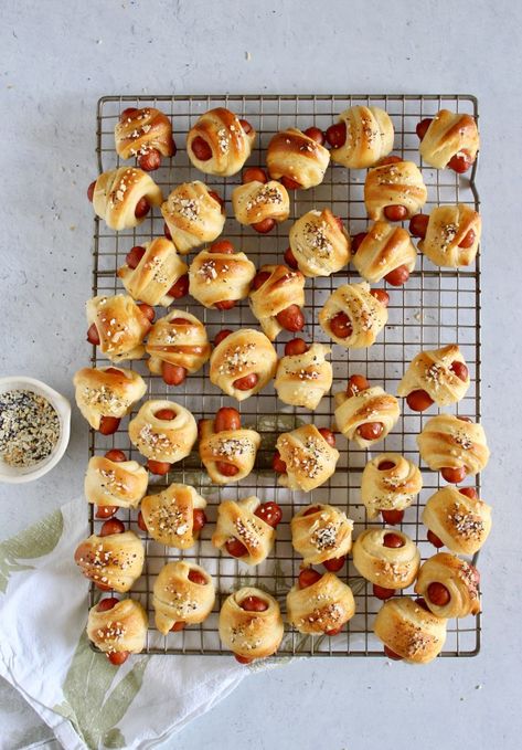 overhead view of mini pigs in a blanket. Little Smokies Crescent Rolls, Cheap Party Snacks, Cheap Appetizers, Crescent Roll Appetizers, Smokies Recipe, Lil Smokies, Everything But The Bagel Seasoning, Everything But The Bagel, Roll Ups Recipes