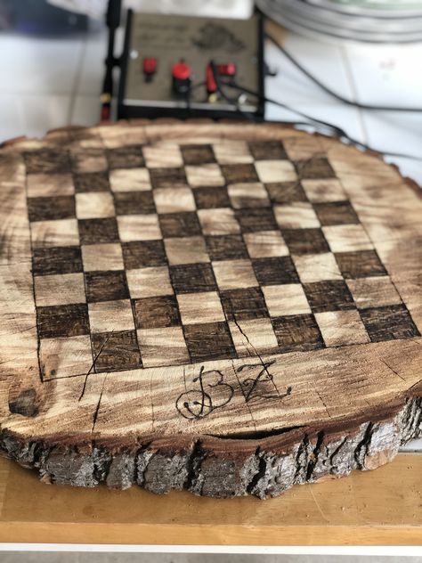 Pyrography Chess Board, Diy Wooden Chess Board, Chess Board Design Ideas, Diy Wood Chess Board, Homemade Chess Board, Handmade Chess Board, Cool Chess Boards, Chess Board Ideas, Cool Chess Sets