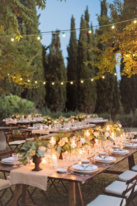 Swooning over this reception decor. Outdoor Dinner Party, Countryside Photography, Wedding Backyard Reception, Tuscan Wedding, Outdoor Dinner, Italian Countryside, Countryside Wedding, Tuscan Decorating, Table Set Up