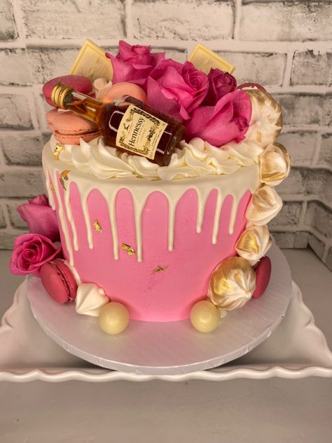 Ft hennessy shot Birthday Cakes With Strawberries, Cakes With Strawberries, Crown Royal Cake, Cakes Aesthetic, Cake For Women, Short Lace Front Wigs, 18th Birthday Cake, Creative Birthday, Cakes For Women