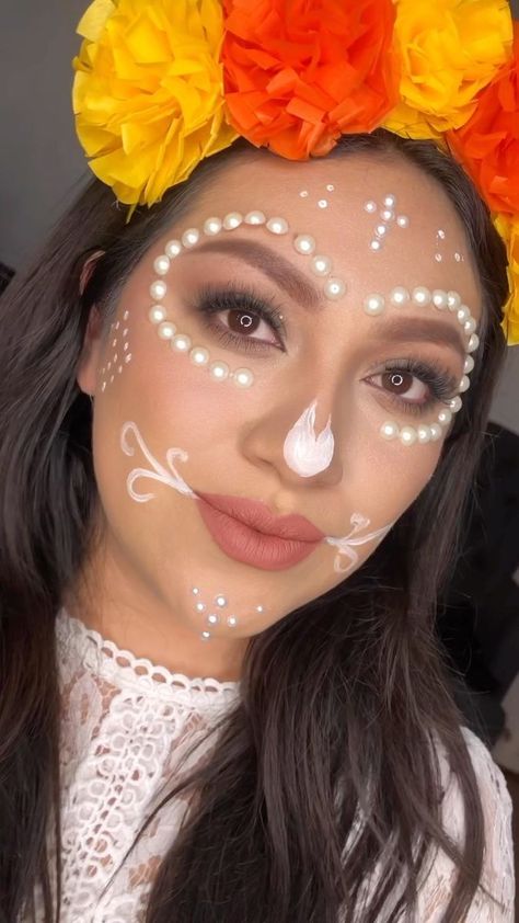 Tutorial de la catrina más fácil, sencilla y rápida 🫣😍 : : : #catrina #catrinamakeup #tutorialmakeup #tutorialmaquillaje #catrinas #makeupcatrina #catrinamexicana | Catherin Pérez💖 | Isma Ortiz & Sierreños M.O. · Un Poco Loco Catrina Make Up Maquillaje, Half Catrina Makeup, Catrina Makeup Mexicana Easy, Easy Catrina Makeup Kids, Catrina Outfit Costume Ideas, Catrina Makeup Easy, Easy Catrina Makeup, Simple Catrina Makeup, Catrina Makeup