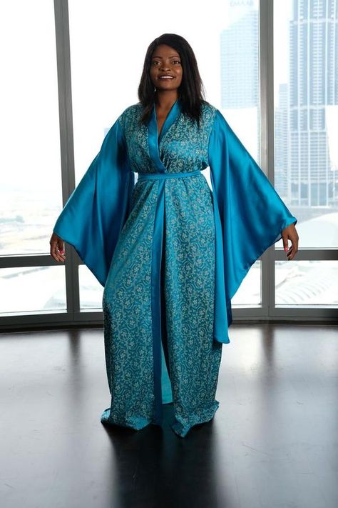 Look elegant in our luxury kimonos, silk lingerie robes & wrap dresses. Versatile to use as bridesmaid robes, cocktail dress or beach cover ups. ➡️ Shop Now! Long Kimono Outfit Dressy, Adire Fashion, Kimono Batik, Bridal Dressing Gown, Dark Lip, Maternity Wrap Dress, Silver Pants, Kimono Wrap Dress, Plus Size Robes