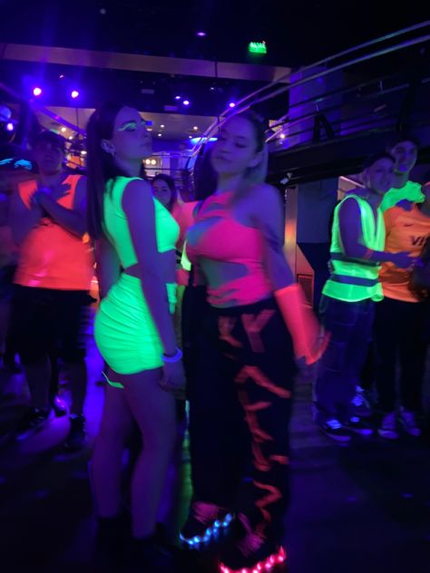 #bariloche #viajedeegresados #fluor #fluo #neon #brc #outfitfluo #outfits #amigas #fiesta Outfits Amigas, Neon Outfits Party Night, Neon Outfits Party, Neon Party Outfits, Sweet 16 Party Themes, Eighteenth Birthday, Neon Outfits, Birthday Fits, Neon Party