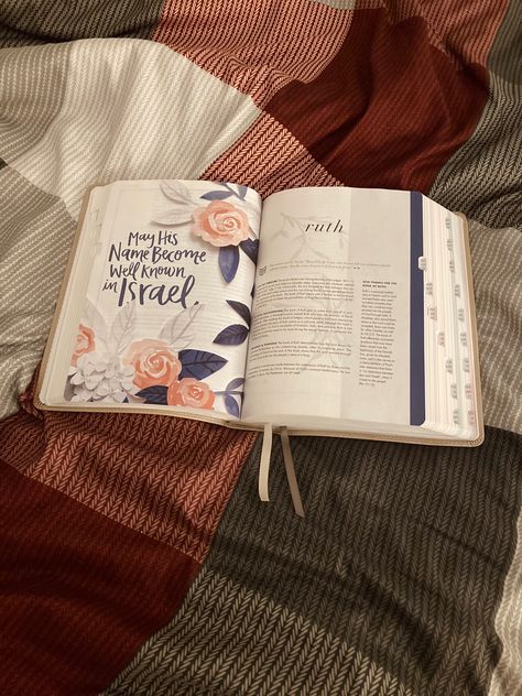 She reads truth bible She Reads Truth Bible Aesthetic, She Reads Truth Bible, Bible Aesthetic, She Reads Truth, Christian Girl, Study Aesthetic, Bible Notes, Girl Things, Jesus Saves