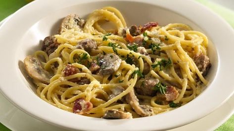 A takeoff on the traditional, this dish is rich and comforting.  Think I'd try mushroom soup rather than whipping cream tho Beef Carbonara, Creamy Ground Beef, Mushroom Carbonara, Beef Mushroom, Chicken Carbonara, Carbonara Recipe, Beef Pasta, Dinner With Ground Beef, Hamburger Recipes