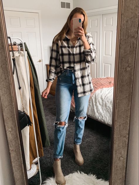 Chic Mom Outfits, Jeans Boots Outfit, Flannel Outfits Fall, Long Sleeve Shirt Outfits, Mom Jeans Style, Jeans Outfit Fall, Mom Jeans Outfit, Flannel Outfits, Fall Attire