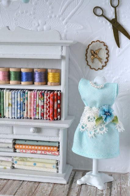 Small Sewing Room, Small Sewing Rooms, Room Box Miniatures, American Girl Doll House, Miniature Dress, Tiny Furniture, Dollhouse Miniature Tutorials, Small Sewing, Dollhouse Miniatures Diy