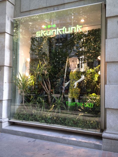 NEW GARDEN SHOP WINDOW SS12 · FIGHT THE GREY! · Nuevo escaparate Jardín en Skunkfunk Store Bilbao Plant Display Ideas, Window Plants, Store Window, Shop Organization, Shop Front, Shop Plans, Shop Window Displays, Luz Natural, Garden Shop