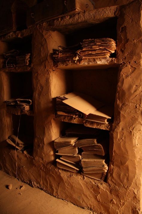 The Lost Desert Libraries of Chinguetti Lots Of Books, Beautiful Library, Cocoppa Wallpaper, Ancient Books, World Of Books, Old Book, Book Nooks, Old Books, Library Books