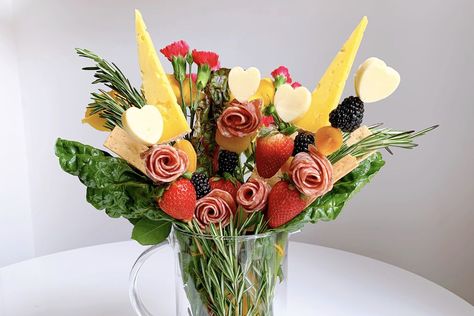 Charcuterie Flower Arrangement, Meat And Cheese Bouquet, Charcuterie Board Flowers, Cheese Bouquet, Flower Charcuterie, Charcuterie Bouquet, Cheese Flowers, Cheese Platers, Wrapping Christmas Presents