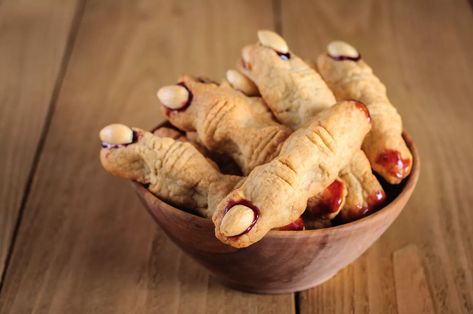 Witch Finger Cookies, Menu Halloween, Finger Cookies, Halloween Menu, Witches Fingers, Torte Cupcake, Blanched Almonds, Green Food Coloring, Crisp Recipe