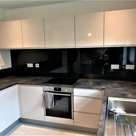 A contemporary Black Glass Splashback Installation by Royston Glass. Black Glass Backsplash Kitchen, Black Back Splashback Kitchen Ideas, Black Kitchen Splashback, Splashback Kitchen Ideas, Black Splashback, Coloured Glass Splashbacks, Glass Tiles Kitchen, Glass Backsplash Kitchen, Glass Splashbacks Kitchen