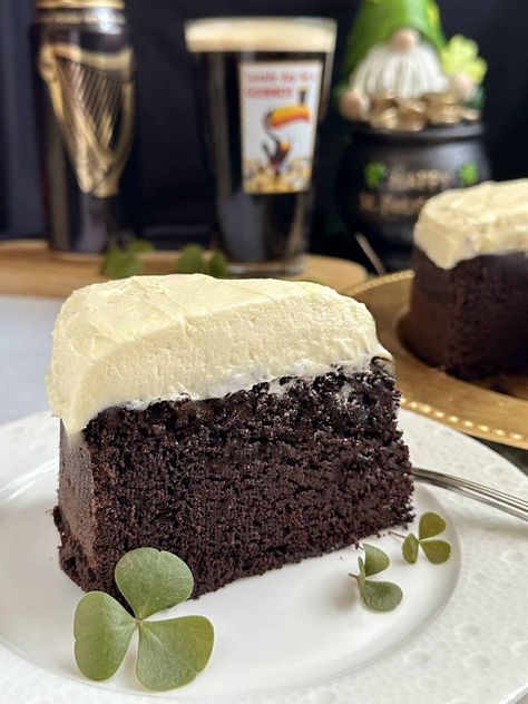 Guinness Chocolate Cake, Guinness Recipes, Irish Cake, Chocolate Guinness Cake, Pint Of Guinness, Guinness Chocolate, Irish Desserts, Guinness Cake, Boozy Desserts