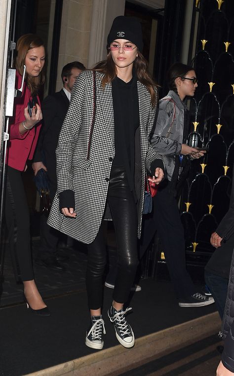 Kaia Gerber Wearing Her Converse Sneakers [PHOTOS] – Footwear News Boot Converse Outfit, Chuck 70 High Top Outfit, Black Chuck Taylors Outfit, Converse Boots Outfit, Hi Top Converse Outfit, Converse Chuck Taylor Outfit, Converse Street Style, Black Hi Top Converse, Chuck Taylors Outfit