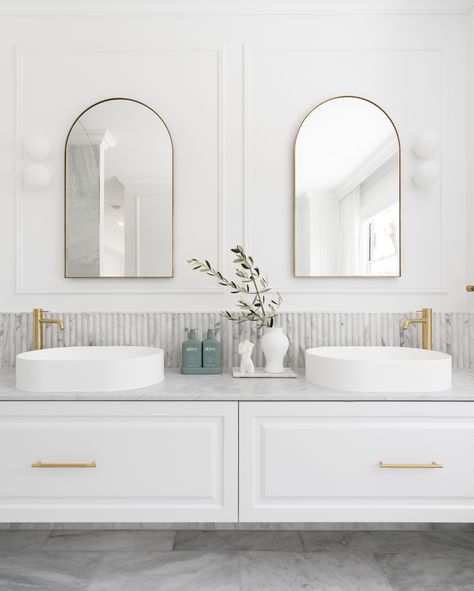 Hampton Bathroom Ideas, Modern Classic Bathroom Design, Hamptons Bathrooms, Modern Classic Bathroom, Iconic Duos, Ensuite Design, Bathroom Vanity Remodel, Bespoke Bathroom, Bathroom Inspiration Modern