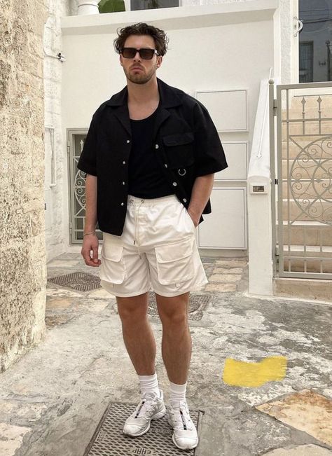 Hot Weather Fashion Men, Bermuda Shorts Outfit Men, Shorts Man Outfit, White Shorts Outfit Men, Chubby Boy Outfits, Men's Spring Fashion, Chubby Men Fashion, Men Street Style, Boyfriend Outfit