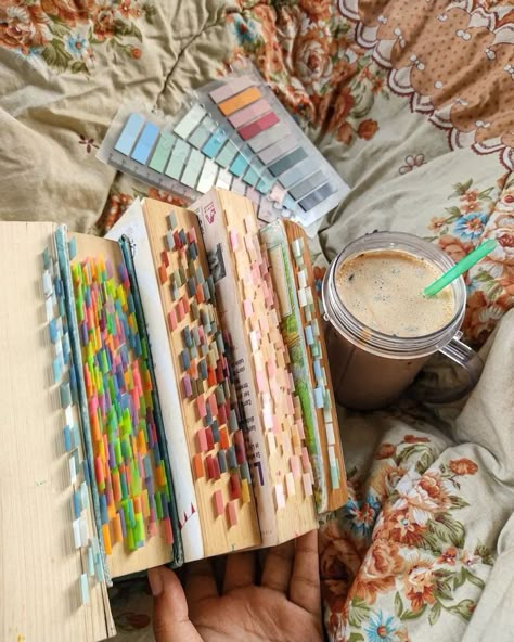 Annotating Books Aesthetic, Book Tabbing, Book Annotation Tips, Annotating Books, Book Tabs, Reading Motivation, Bookstagram Inspiration, Pretty Notes, Motivational Books