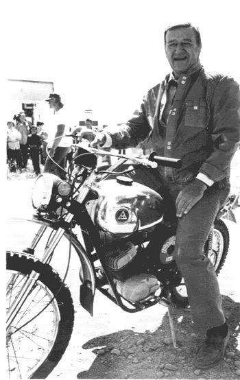 John Wayne "The Duke" Honda Dirt Bike, Robert Wagner, Motorcycle Vintage, Cb 750, Motorcycle Pictures, Natalie Wood, Sport Automobile, Bmw Motorcycle, Famous Movies